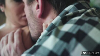 Nadržaná brunetka Karlee sa nechala uniesť svojimi najtemnejšími fantáziami v tejto žhavej scéne