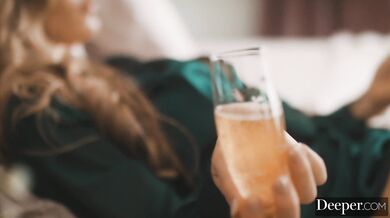 Nicole a jej kinky priania ktoré jej urastený borec splnil do posledného detailu v tejto žhavej scéne