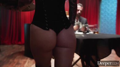 Valerica Steele a jej vášnivý výstrek na péro staršieho šéfa ktorého v kancelárii poriadne vyžmýkala