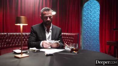 Valerica Steele a jej vášnivý výstrek na péro staršieho šéfa ktorého v kancelárii poriadne vyžmýkala