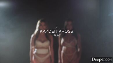 Angie Faith a Rissa May v obkľúčení obrovskej čiernej klady ktorú si obe baby vychutnali naraz