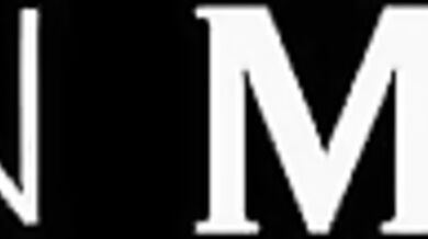 Drsná blonďavá šéfka Lani Rails dostala nálož od dvoch čiernych podriadených v divokom tag-teame