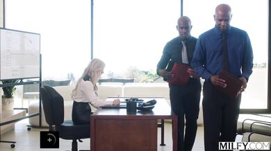 Drsná blonďavá šéfka Lani Rails dostala nálož od dvoch čiernych podriadených v divokom tag-teame