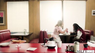 Andie Anderson a jej neovládateľná túžba po černošskej klade v tejto žhavej medzirasovej scéne