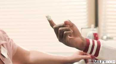 Andie Anderson a jej neovládateľná túžba po černošskej klade v tejto žhavej medzirasovej scéne