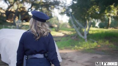 Policajtka v uniforme a jej drsný výsluch, ktorý skončil poriadnym mrdaním na kapote