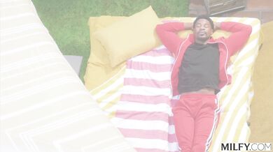 Blonďavá kráska a jej neukojiteľná chuť na čiernu kladu v luxusnej záhrade plnej slnka a rozkoše