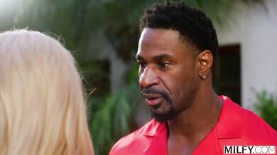 Blonďavá kráska a jej neukojiteľná chuť na čiernu kladu v luxusnej záhrade plnej slnka a rozkoše