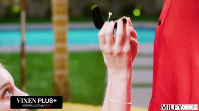 Blonďavá kráska a jej neukojiteľná chuť na čiernu kladu v luxusnej záhrade plnej slnka a rozkoše