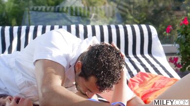 Kypravá MILFka a jej vášnivý tanec v polohe na koníka na okraji bazéna zaliateho slnkom