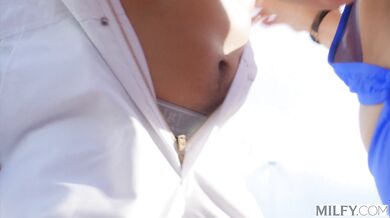 Kypravá MILFka a jej vášnivý tanec v polohe na koníka na okraji bazéna zaliateho slnkom