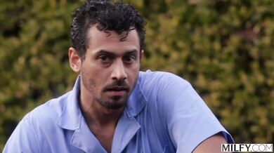 Kypravá MILFka a jej vášnivý tanec v polohe na koníka na okraji bazéna zaliateho slnkom