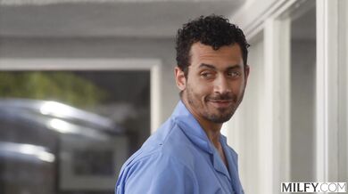 Kypravá MILFka a jej vášnivý tanec v polohe na koníka na okraji bazéna zaliateho slnkom