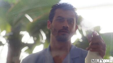 Kypravá MILFka a jej vášnivý tanec v polohe na koníka na okraji bazéna zaliateho slnkom