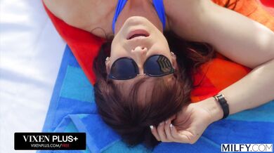 Kypravá MILFka a jej vášnivý tanec v polohe na koníka na okraji bazéna zaliateho slnkom