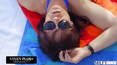 Kypravá MILFka a jej vášnivý tanec v polohe na koníka na okraji bazéna zaliateho slnkom