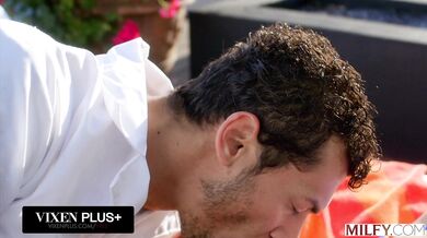 Kypravá MILFka a jej vášnivý tanec v polohe na koníka na okraji bazéna zaliateho slnkom