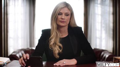 Riaditeľka Ellie a jej drsný spôsob disciplíny, ktorý skončil vášnivým mrdaním na pracovnom stole