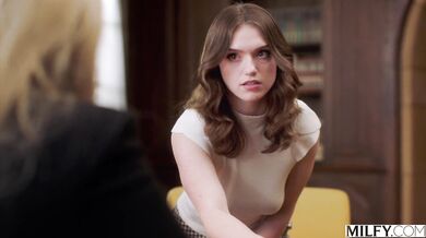 Riaditeľka Ellie a jej drsný spôsob disciplíny, ktorý skončil vášnivým mrdaním na pracovnom stole