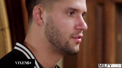 Riaditeľka Ellie a jej drsný spôsob disciplíny, ktorý skončil vášnivým mrdaním na pracovnom stole