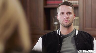 Riaditeľka Ellie a jej drsný spôsob disciplíny, ktorý skončil vášnivým mrdaním na pracovnom stole