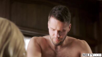 Riaditeľka Ellie a jej drsný spôsob disciplíny, ktorý skončil vášnivým mrdaním na pracovnom stole