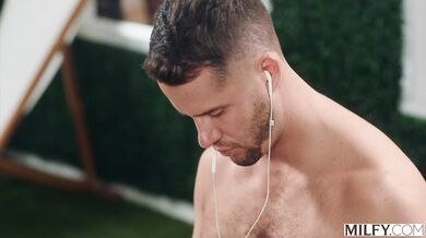 Molly Manning a jej drsný útok na vernosť novomanžela v luxusnom apartmáne počas medových týždňov