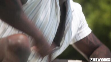 Millie Morgan a jej nezabudnuteľná jazda, kedy ju dvaja urastení černosi neúprosne pumpujú v každej dierke