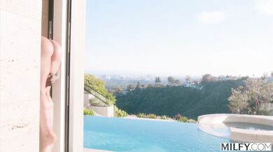 Sandy Love a jej neukojiteľná túžba po černošskej klade, ktorú ukojil urastený plavčík pri bazéne