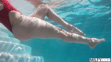 Sandy Love a jej neukojiteľná túžba po černošskej klade, ktorú ukojil urastený plavčík pri bazéne