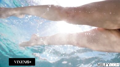 Sandy Love a jej neukojiteľná túžba po černošskej klade, ktorú ukojil urastený plavčík pri bazéne