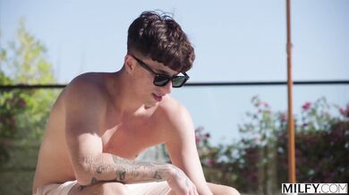 Laura Bentley a jej nadržaná jazda pri bazéne, kde si vychutnala každý centimeter tvrdého péra