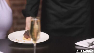 Laura Bentley a jej nadržaná jazda pri bazéne, kde si vychutnala každý centimeter tvrdého péra