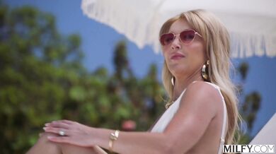 Laura Bentley a jej nadržaná jazda pri bazéne, kde si vychutnala každý centimeter tvrdého péra