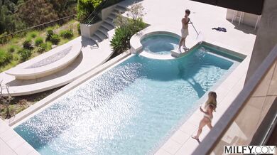 Laura Bentley a jej nadržaná jazda pri bazéne, kde si vychutnala každý centimeter tvrdého péra