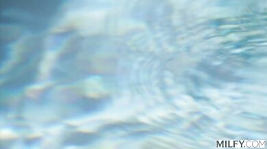 Laura Bentley a jej nadržaná jazda pri bazéne, kde si vychutnala každý centimeter tvrdého péra