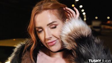 Drobná ryšavá kráska a jej neuveriteľná výdrž pri hlbokom mrdaní do jej malého zadočku