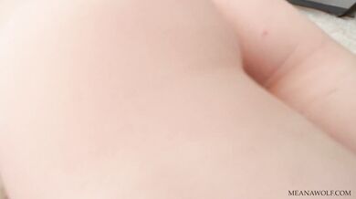 Táto nenechavá lesbička nemohla odtrhnúť ruky od spiacej kamarátky a dopriala jej hriešne prebudenie