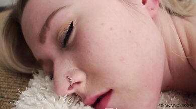 Táto nenechavá lesbička nemohla odtrhnúť ruky od spiacej kamarátky a dopriala jej hriešne prebudenie