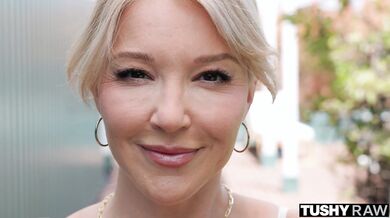 Laura Bentley a jej neuveriteľná análna jazda, pri ktorej jej urastený borec neúprosne pumpuje zadok