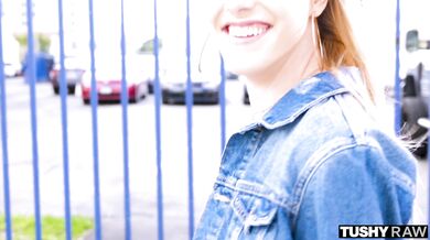 Anny a jej vášnivá análna jazda, pri ktorej nechýba hlboké mrdanie a drsný prítlak na jej zadok