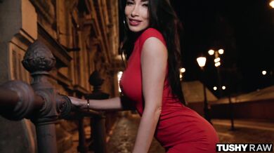 Táto šarmantná kráska z Francúzska vymenila romantiku za drsný anál a nechala sa vyplniť až po gule