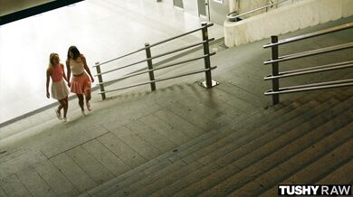 Najlepšie kamarátky si dopriali drsný dvojitý nárez a skončili s úplne vyplnenými zadočkami