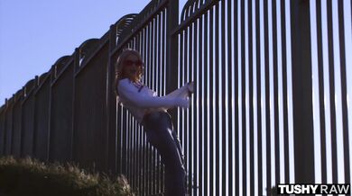 Anastasia si vynútila poriadnu nálož do svojho drobného zadočku