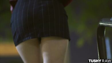 Blonďavá dračica Karla a jej neukojiteľný apetít pre mrdanie do zadku, ktoré nepozná žiadne hranice