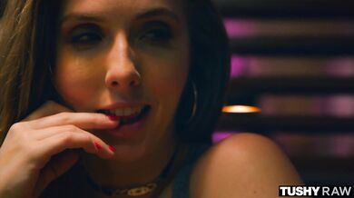 Prsatá dračica Lena Paul a jej neukojiteľný apetít pre mrdanie do zadku, ktoré nepozná žiadne limity