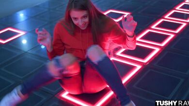 Gia Derza a jej neukojiteľná vášeň pre mrdanie do zadku, pri ktorom si necháva roztiahnuť svoje pevné polky