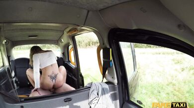 Táto baba vo Fake Taxi je ozajstná fontána – sledovať jej squirt cez celé zadné sedadlo je totálny úlet