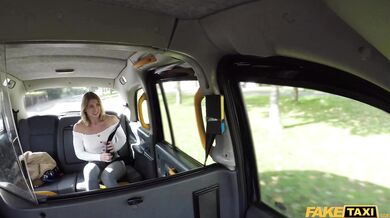 Táto baba vo Fake Taxi je ozajstná fontána – sledovať jej squirt cez celé zadné sedadlo je totálny úlet