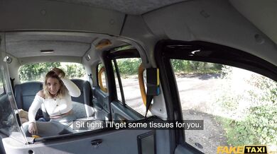 Táto baba vo Fake Taxi je ozajstná fontána – sledovať jej squirt cez celé zadné sedadlo je totálny úlet